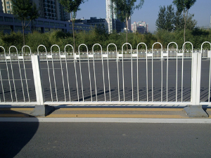京式隔离道路护栏使用年限及日常养护